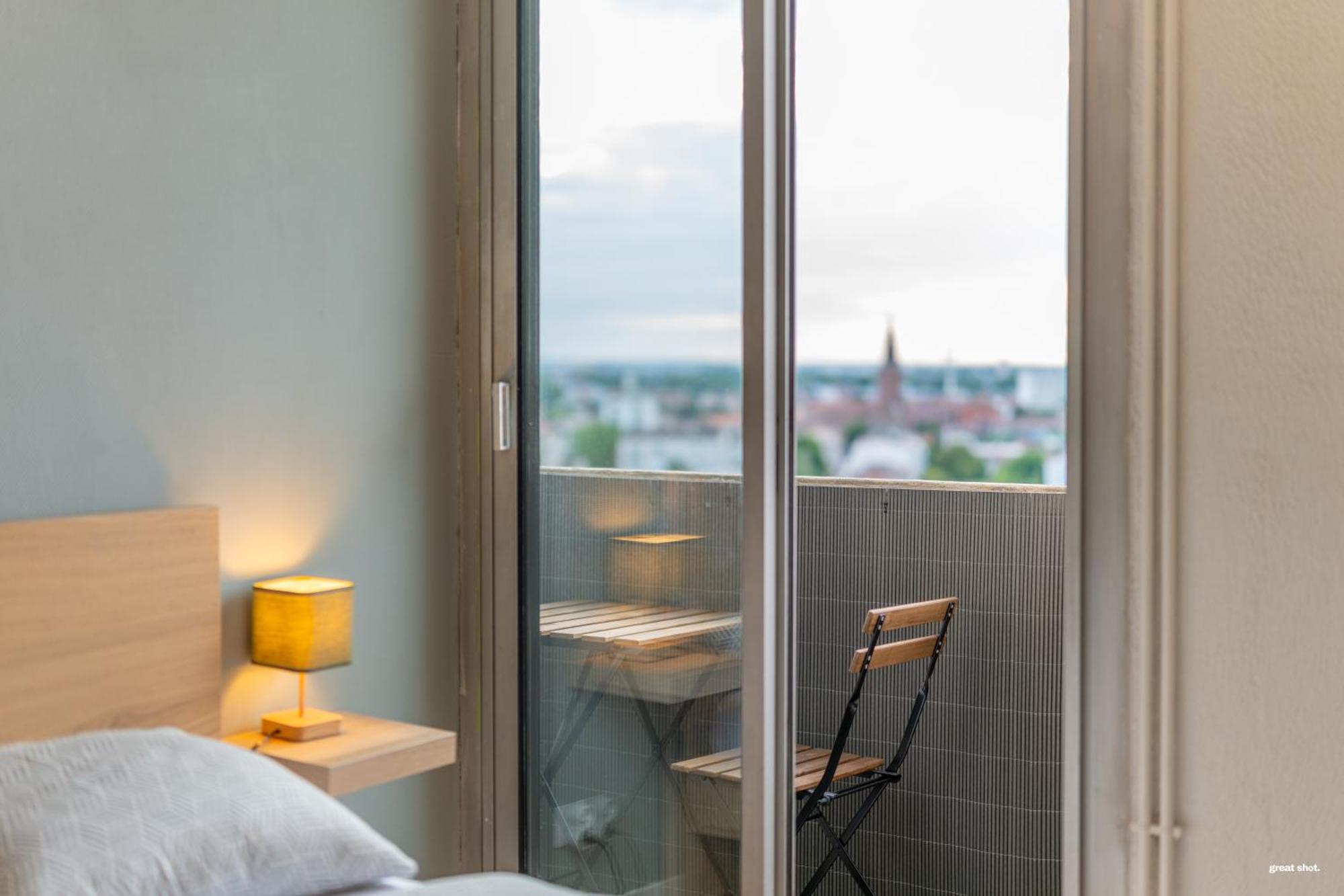 3 Bedrooms Balcony Panoramic View - 10 Min Train Station & Metro